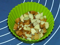 杏仁生牛奶糖,<a style='color:red;display:inline-block;' href='/shicai/ 675'>杏仁</a>切碎,备用
