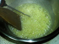 杏仁生牛奶糖,加热至咕噜咕噜冒泡,并用温度计测温