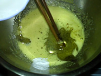 黑芝麻酥球,加入糖浆,小苏打,适量<a style='color:red;display:inline-block;' href='/shicai/ 156925'>水</a>,搅拌至溶化