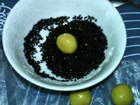 黑芝麻酥球,放在<a style='color:red;display:inline-block;' href='/shicai/ 141774'>熟黑芝麻</a>中,滚一圈
