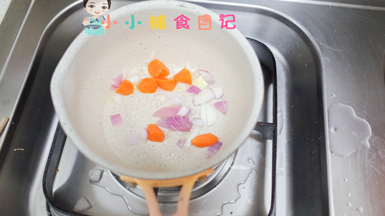 12个月以上番茄土豆牛肉汤,锅里加一点油加入胡萝卜跟洋葱翻炒,洋葱炒了之后是甜的而且香味浓郁一定不能少