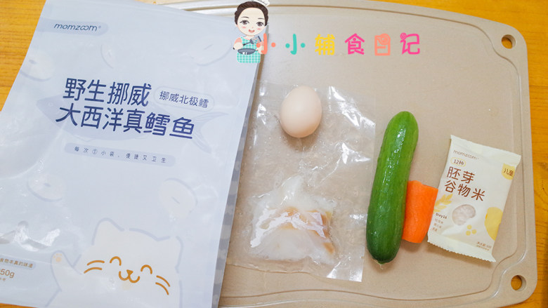 12个月以上时蔬鳕鱼饭团,把材料都准备好，鳕鱼提前拿出来一包冷藏一夜解冻，米饭要煮的比平时的略软一点，米跟水比例=1:1.3-1:1.4