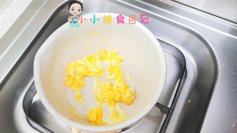 12个月以上时蔬鳕鱼饭团,锅里加一点点油放入鸡蛋炒散,油不能多因为多了也不容易把饭团粘合牢固