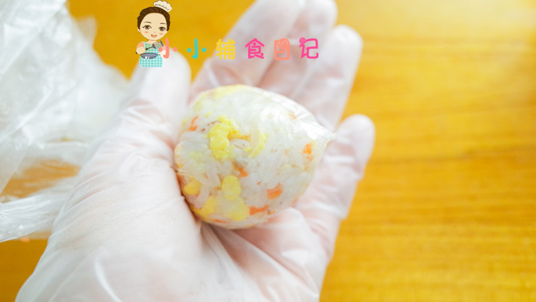 12个月以上时蔬鳕鱼饭团,准备一个保鲜袋或者保鲜膜,把饭团用保鲜膜压成一个圆圆的饭团