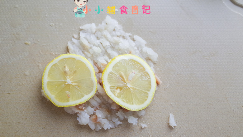鳕鱼米饭饼,<a style='color:red;display:inline-block;' href='/shicai/ 351'>鳕鱼</a>拿出来一包解冻以后,洗干净切成碎末加柠檬腌渍去腥