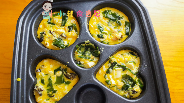 鳕鱼米饭饼,不粘锅有点温热刷一点点油放入蛋液,小火煎