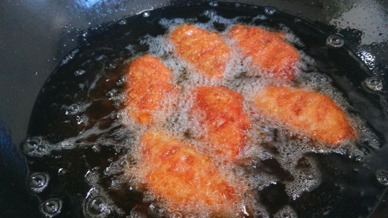 香酥炸鸡翅,鸡翅是生的一定要炸熟炸透,提前炸制金黄捞出来。