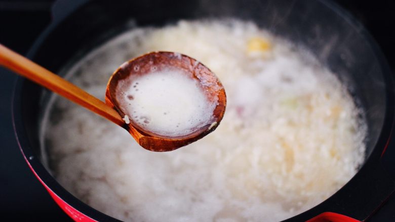 金桔圆子酒酿羹,大火煮沸后,撇去浮末。