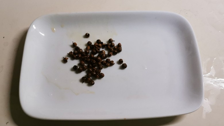 醋溜西葫芦,将炸好的花椒捞出