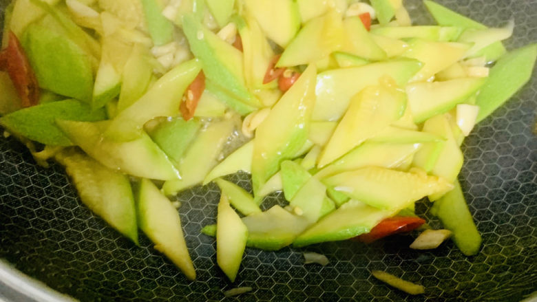 醋溜西葫芦,全程2分钟,快速翻炒。