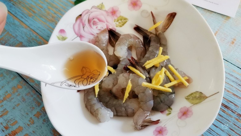 炸虾球,料酒，盐少许