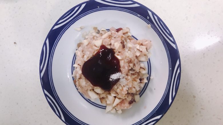 香菇虾仁饺子,然后在猪肉末中加入冬菇,葱姜水,耗油,盐,拌匀