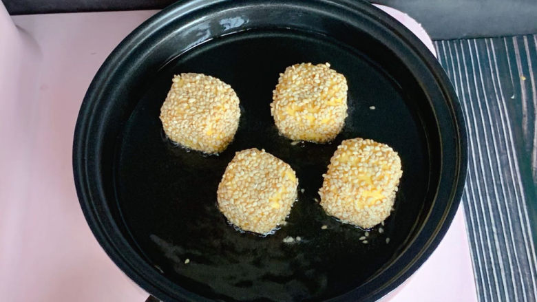 南瓜烙,放入煎锅中,中小火煎熟即可