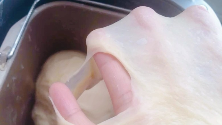 菠萝面包,揉好后的面团拿一小块出来,能拉出有韧性不易破的手套膜或破了的边缘光滑整洁就好了。然后面包机按发酵程序开始一发,发酵至2-2.5倍大,我这次发酵了40分钟,仅供参考