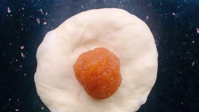 菠萝面包,拿一份小面包用手掌按压一下,放入菠萝馅收口
