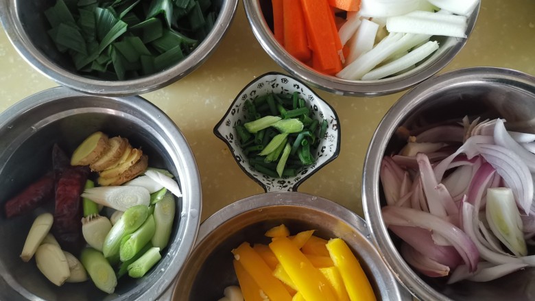健康过大年,海鲜锅杂蔬锅,除了海鲜,各种蔬菜和配料也是重点