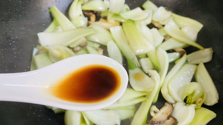 青菜炒香菇,烹入小炒鲜酱油