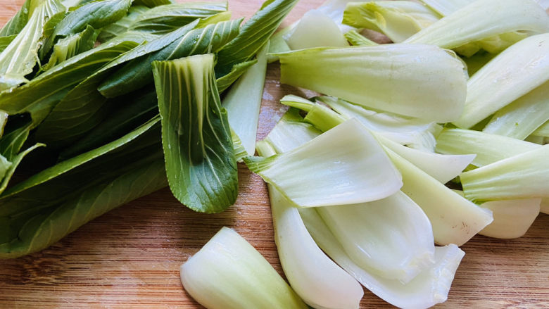 青菜炒香菇,青菜切段