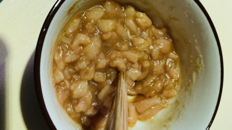 豉油肉末烧土豆,搅拌均匀,腌制十分钟