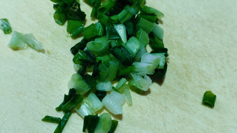 豉油肉末烧土豆,<a style='color:red;display:inline-block;' href='/shicai/ 3250'>葱</a>洗净,切沫