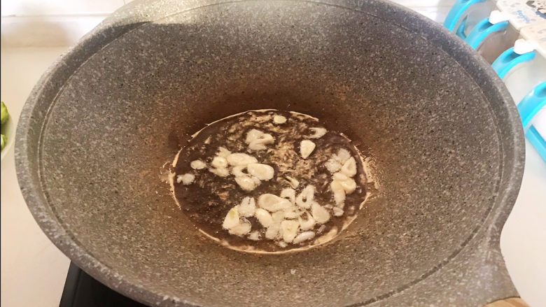 醋溜西葫芦,炒锅烧热后加入大豆色拉油,油烧热后加入蒜片炒香