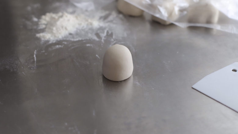 香菇馒头,把揉好的面团分成35g左右的小面团是用来制作香菇头,剩下大面团留着做香菇柄,分好的面团揉圆揉高备用
