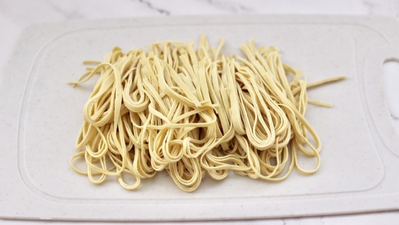 豆腐皮拌三丝,<a style='color:red;display:inline-block;' href='/shicai/ 4199'>豆腐皮</a>洗净后,用刀切成细丝。