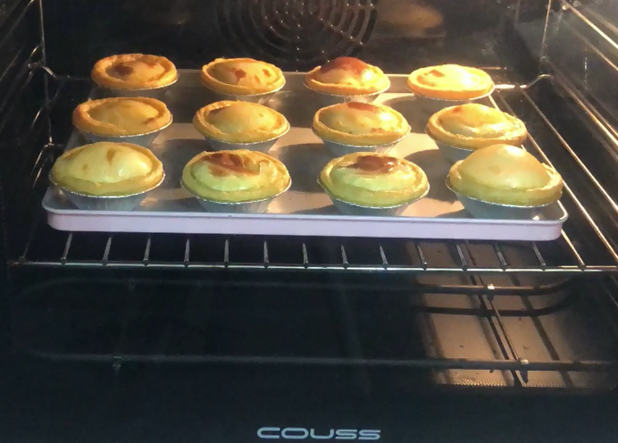 自制巨好吃的——葡式蛋挞, COUSS CO-750A智能烤箱,提前上火210度,下火200度预热,预热完成提示音响后蛋挞放入中层,烘烤约15分钟至着色漂亮即可。