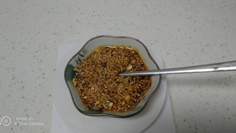 麻辣、鸡蛋肠粉,加入清水,搅拌均匀