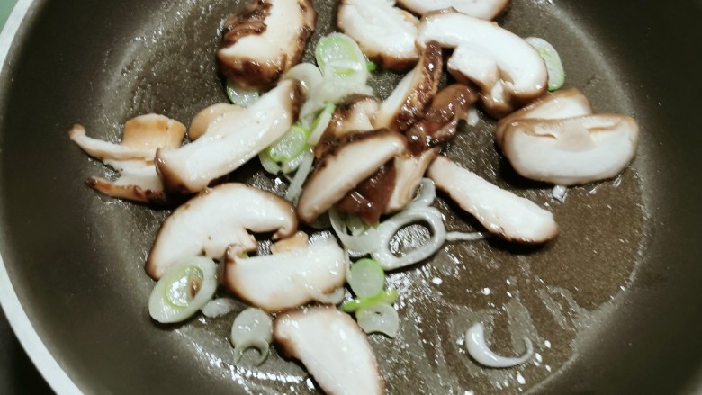 香菇鲫鱼汤,放入香菇片 翻炒1分钟