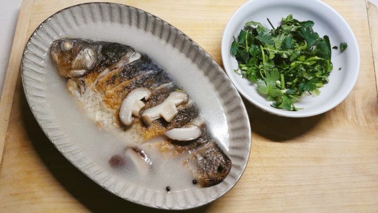 香菇鲫鱼汤,出锅装盘 趁热撒上香菜