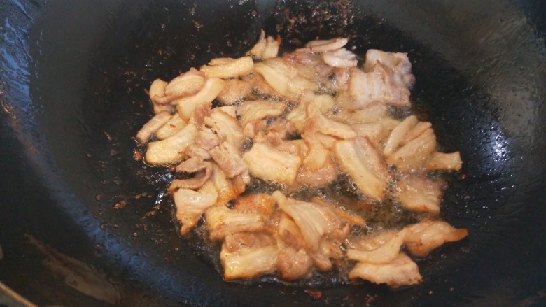 五花肉炒洋葱,五花肉要煸炒出油,干一点好吃。