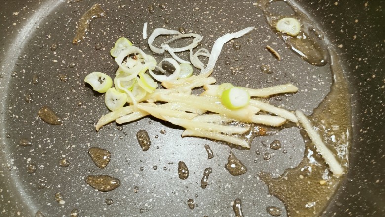 韭菜炒猪肝,起油锅 油热后放入姜丝翻炒出香味再放入葱片 翻炒