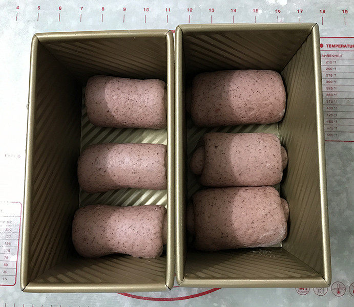 杂粮吐司,全部将做好后,三个/组整齐地摆入吐司盒中