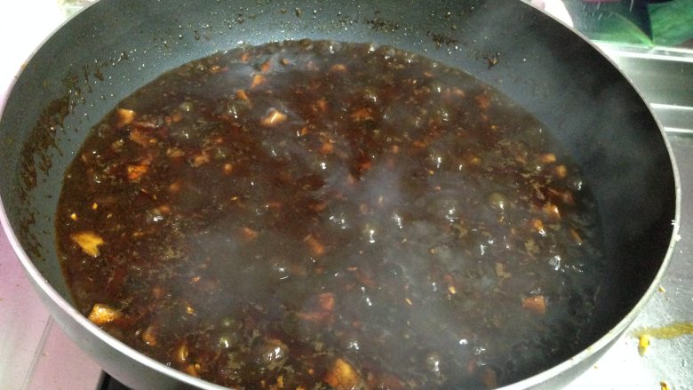 牛肉香菇酱,大约15分钟,煮至微稠,收敛一下水分酱会更好吃