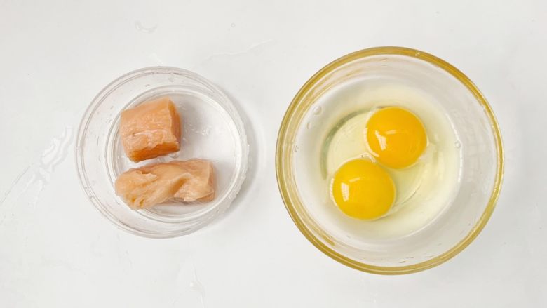 简单易学宝宝辅食:三文鱼Q弹蛋羹,鸡蛋打入碗中,三文鱼用柠檬腌制了10分钟