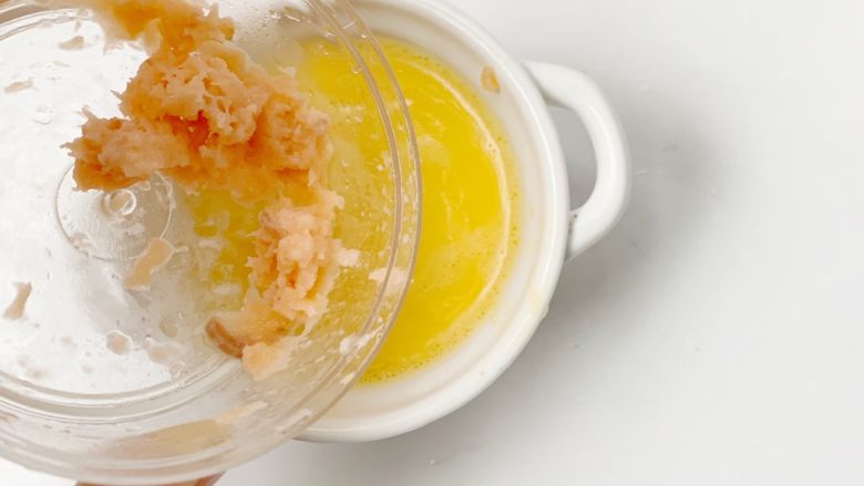 简单易学宝宝辅食:三文鱼Q弹蛋羹,加入三文鱼碎并搅拌均匀