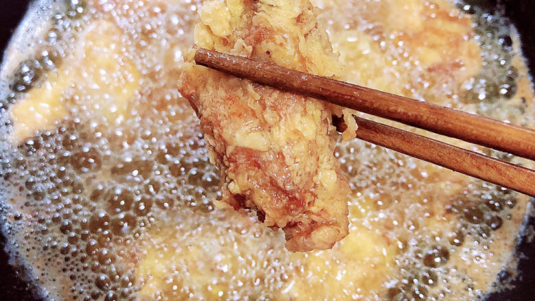 香酥炸鸡翅,小火慢炸8分钟,开大火炸至金黄色。