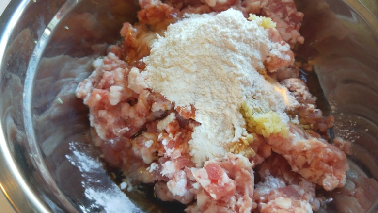 东瓜汆丸子,猪肉馅加<a style='color:red;display:inline-block;' href='/shicai/ 718'>料酒</a>,葱姜末,淀粉,面粉。美极鲜酱油,一个蛋青。