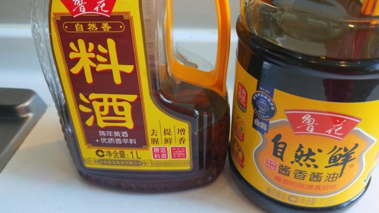 五花肉炖豆角,准备料酒,自然鲜酱油。