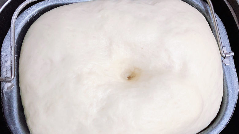 菠萝面包,面团发酵至2倍大,用手指沾面粉,插孔面团不回缩,发酵完毕。