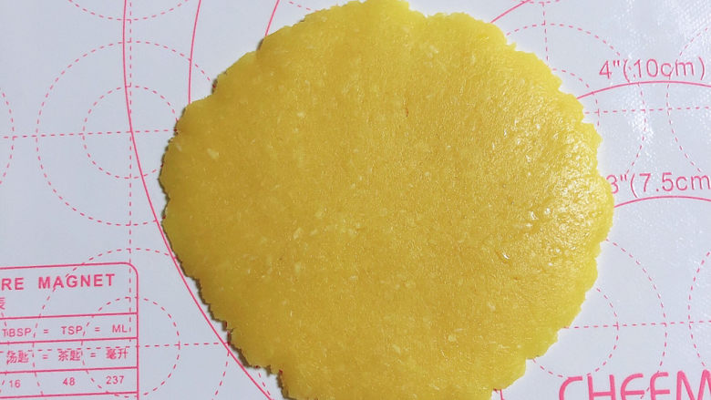 菠萝面包,取一个皮料,案板上将皮料压扁,尽量边缘薄一些。