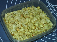 花生牛轧糖,去皮,搓成两瓣