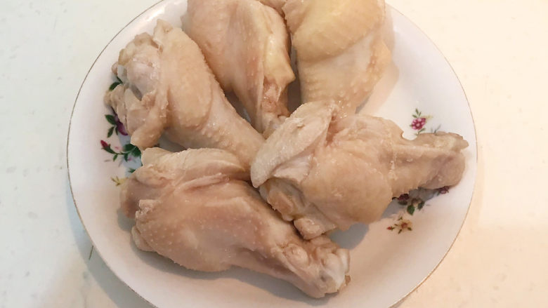 咖喱鸡肉土豆,把焯好的鸡腿捞出来,用温水清洗干净