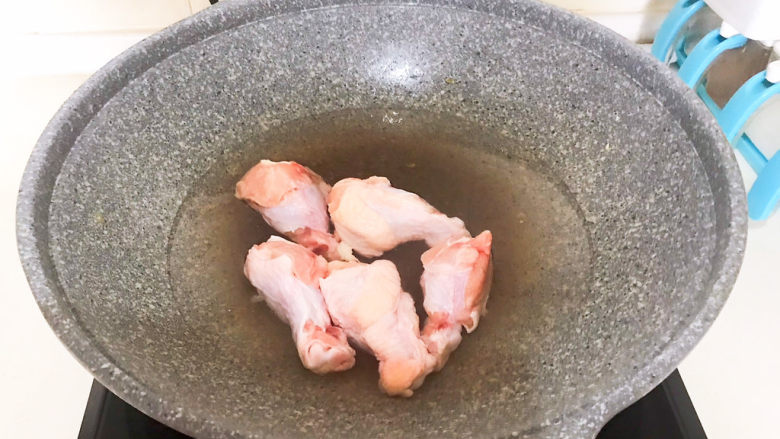 咖喱鸡肉土豆,鸡腿冷水下锅,水开后焯水3分钟