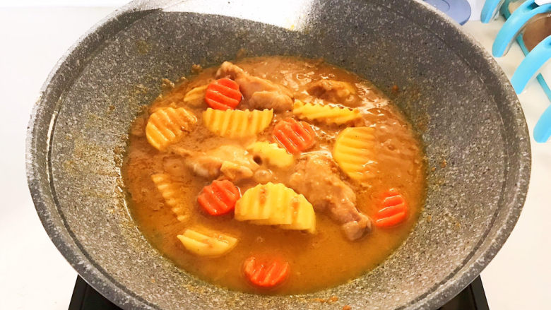 咖喱鸡肉土豆,加入开水,水量没过食材