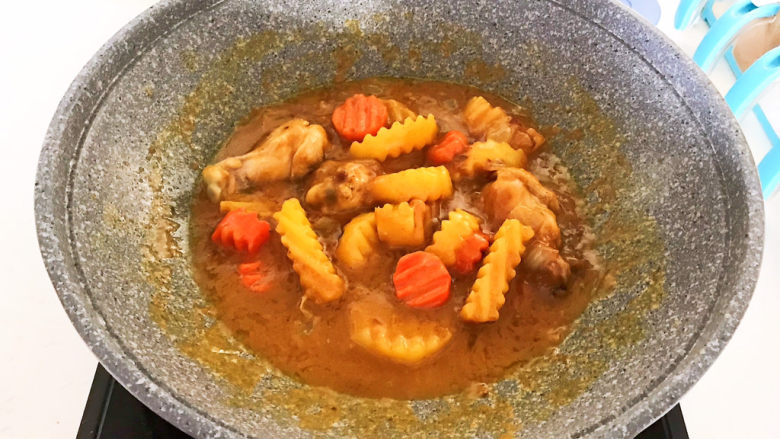 咖喱鸡肉土豆,加入精盐调味即可,咖喱鸡肉土豆做好了