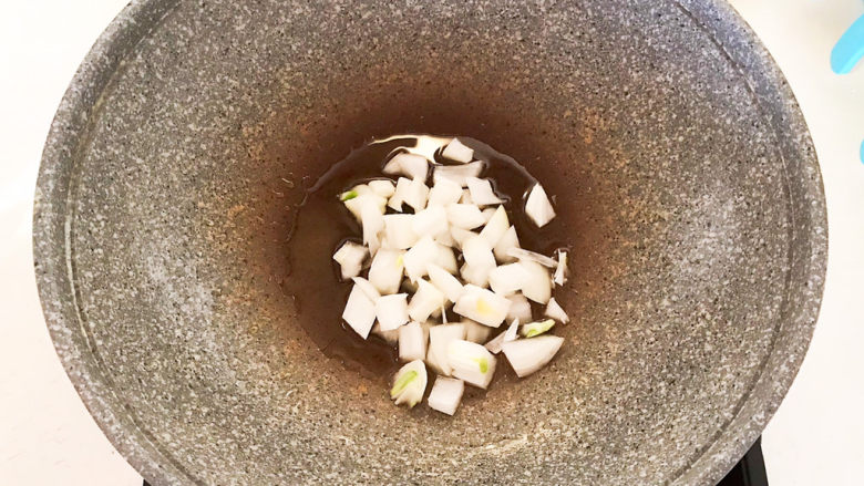 咖喱鸡肉土豆,炒锅烧热后加入大豆色拉油,油烧热后加入圆葱,炒出香味