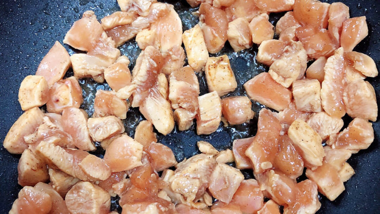 咖喱鸡肉土豆,放入腌好的鸡肉块,翻炒均匀。