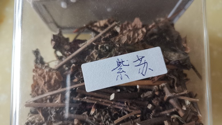 健康过大年,海鲜锅杂蔬锅,撒上紫苏叶(自家阳台种收),紫苏去海鲜之湿寒最好